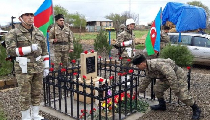 Установлен надгробный памятник 2-летней Захре и ее бабушке