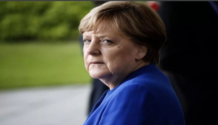 Angela Merkel ev karantinində işləməsindən danışdı