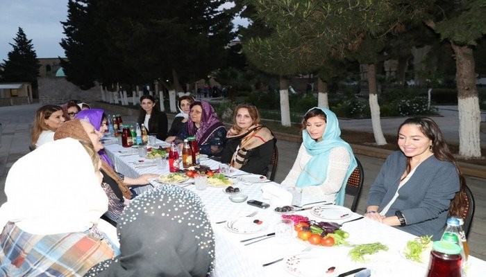 Mehriban Əliyeva və Leyla Əliyeva iftar mərasimində