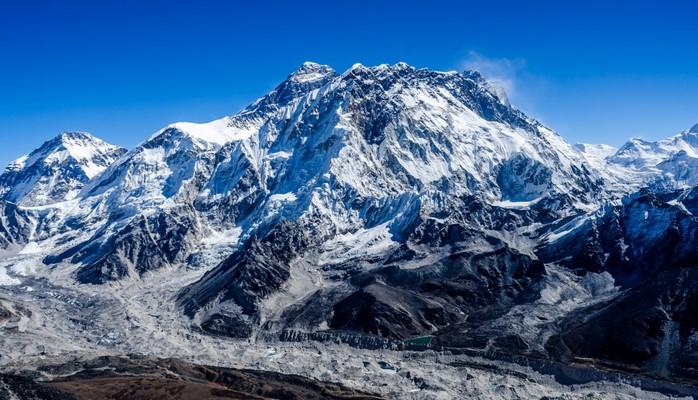 Çin Everest dağını turistlərə bağlı elan edib