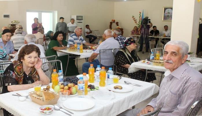 Pensiya yaşına çatmış şəxslər üçün sosial xidmət müəssisəsində bayram tədbiri keçirilib