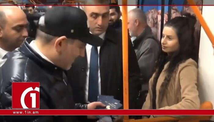 Gənc qız Paşinyanı metroda biabır etdi