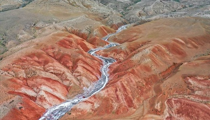 Iğdır'daki Tuz Dağı ziyaretçilerini kendine hayran bırakıyo Kaynak: Iğdır'daki Tuz Dağı ziyaretçilerini kendine hayran bırakıyor