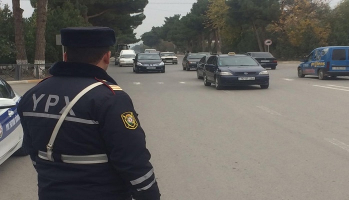 В Баку ограничено движение транспорта на ряде дорог