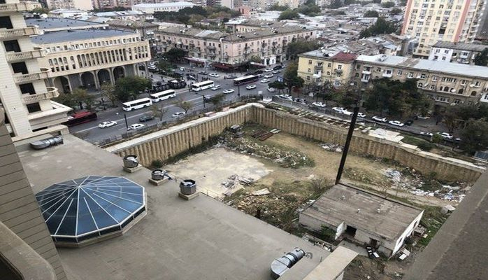 Sökülən evin sakinləri Nazirlər Kabineti və FHN-ə şikayət etdilər