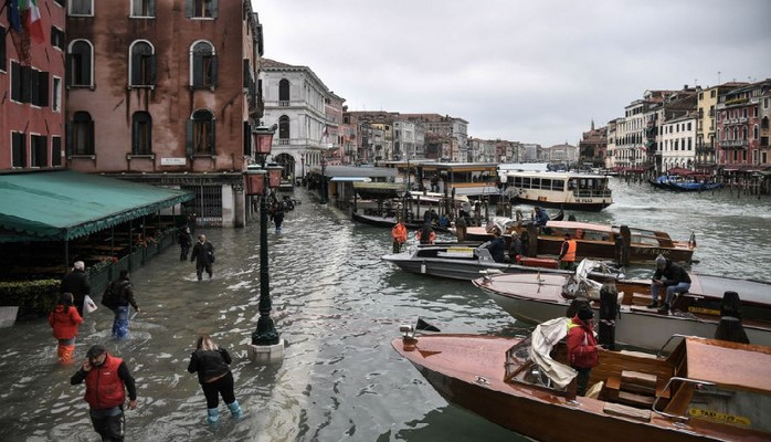Venesiya su altında qalıb: İnsanlar küçələrdə üzür