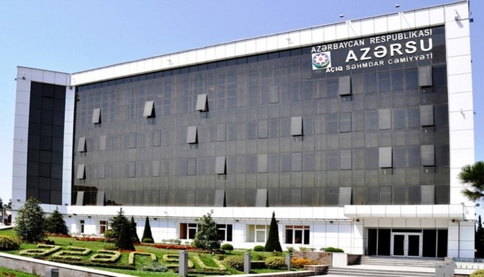 “Azərsu” partlayan su borusunu “skoç”la bağladı