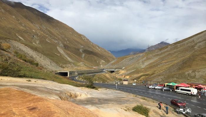 Gürcü dindarlar 'Keşikçi Dağ' məsələsinə görə Azərbaycana gedən yolu bağlayıblar