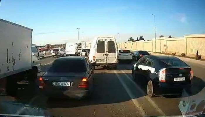 В Баку водители автомобилей провоцируют пробки на дорогах