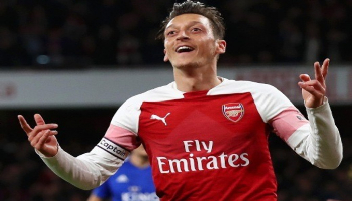 Mesut Özil oruc tutanlara maddi yardım etdi