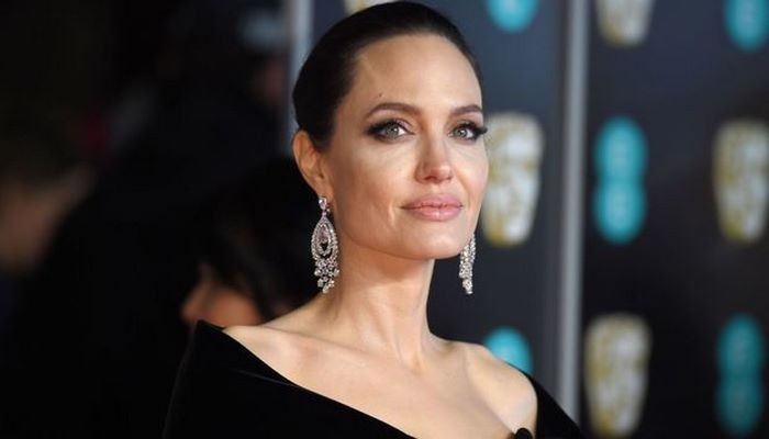 Анджелина Джоли собралась усыновить седьмого ребенка