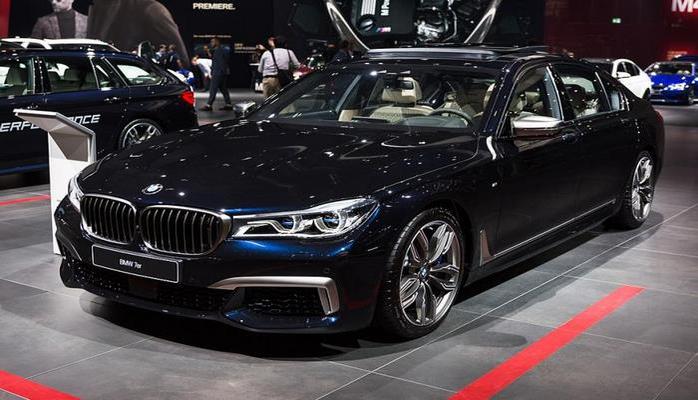 В ОАЭ показан уникальный BMW M760Li xDrive Atlantis Blue