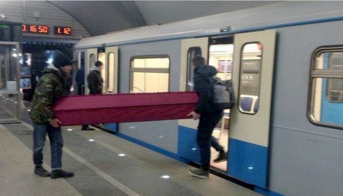 Rusiyada gənclər metroya tabutla miniblər