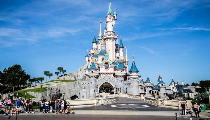 В Париже еще два сотрудника Disneyland заразились коронавирусом