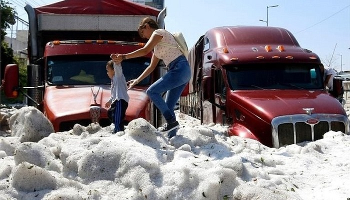 Meksika'da 30 derecede dolu yağdı şehir buz altında kaldı