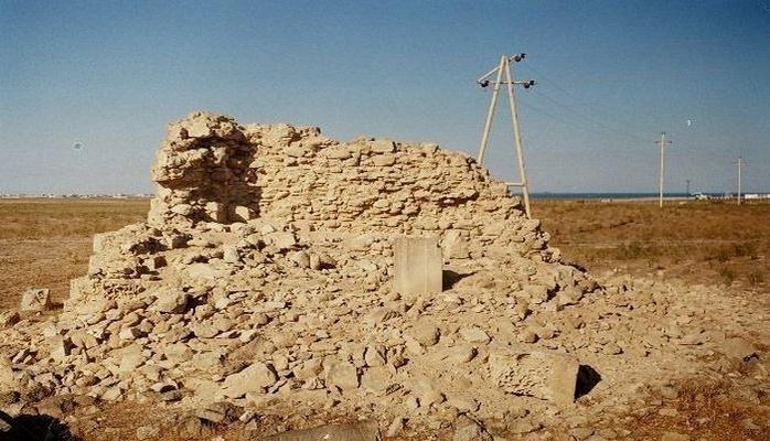 В Баку частная фирма снесла исторический памятник: в дело вмешались госструктуры