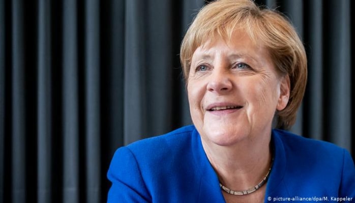 Merkel himni yenə oturaraq dinlədi