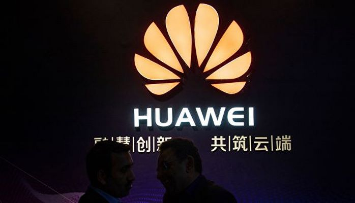 Huawei qatlanan ekranlı Mate X smartfonunu göstərdi