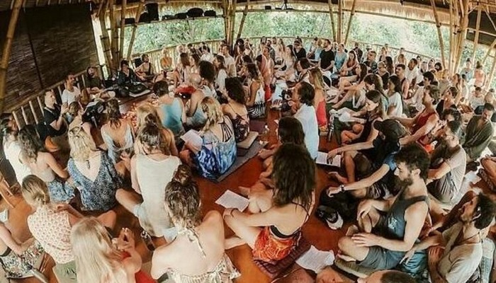 Bali’deki yoga etkinliğinde sosyal mesafenin hiçe sayılması tepki yarattı