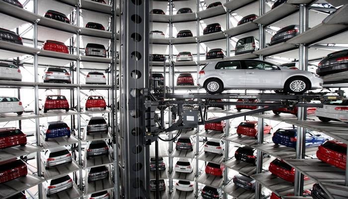 Avtomobil sayı çox, saxlama yeri isə az: parklama binaları niyə inşa edilmir?