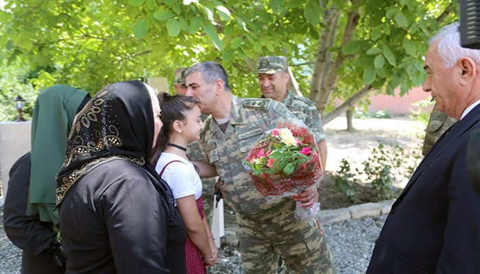 Zakir Həsənov şəhid anasına hədiyyə bağışladı