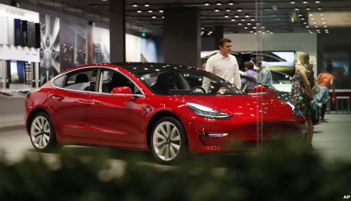 Tesla maşınlarının qiymətlərini azaldır