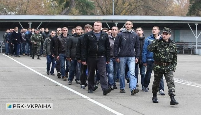 Военкоматы приостановили призыв в армию