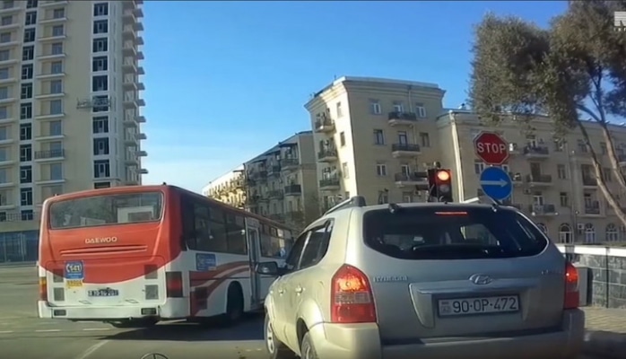 Bakıda avtobus sürücüsü əks istiqamətdə qırmızı işıqdan keçib