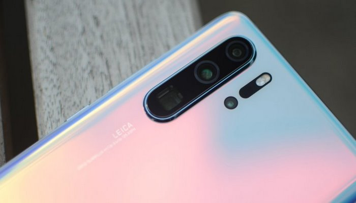 Huawei flaqman smartfonları üçün sifarişlərini azaldır