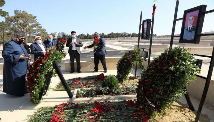 Allahşükür Paşazadə şəhidlərin məzarlarını ziyarət edib