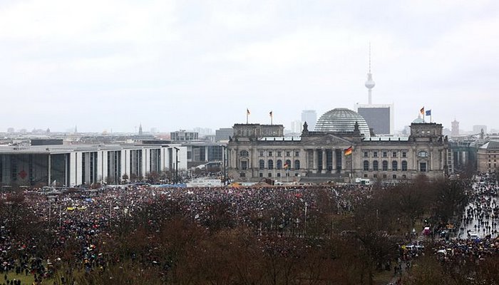 Almaniyada minlərlə insan AfD-yə qarşı etiraz aksiyası keçirib