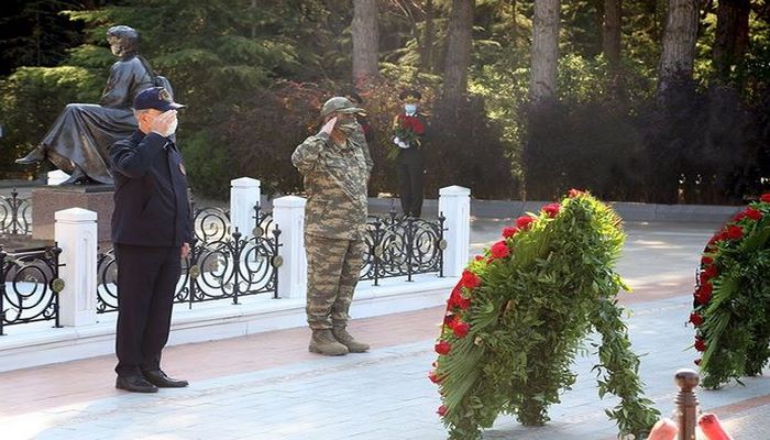 Azərbaycan və Türkiyə Müdafiə Nazirliklərinin rəhbərliyi Fəxri və Şəhidlər xiyabanını ziyarət etdi