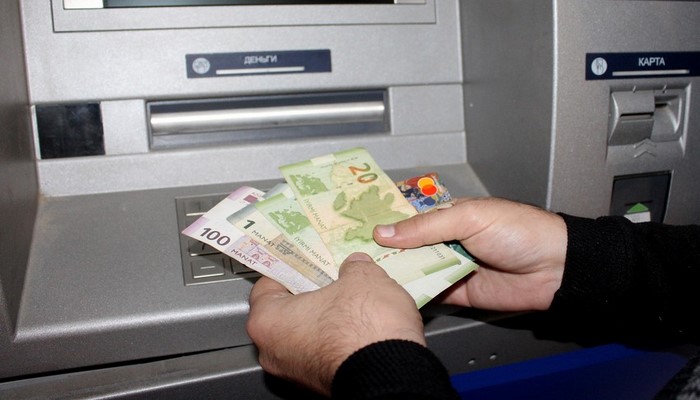 Azərbaycanda bankomatlardan pulu nağdlaşdırma faizlərinin standart edilməsi təklif olunur