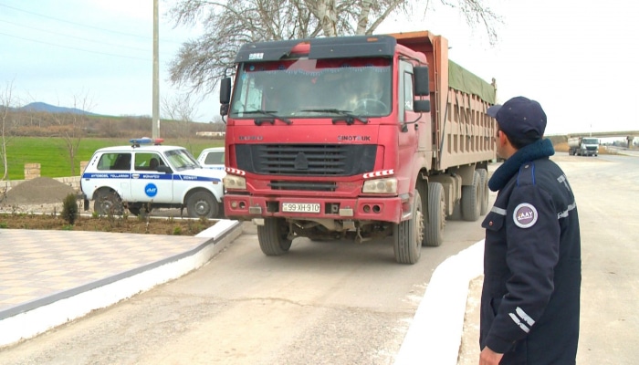 В Азербайджане принимаются меры по ограничению движения груженого сверх нормы транспорта