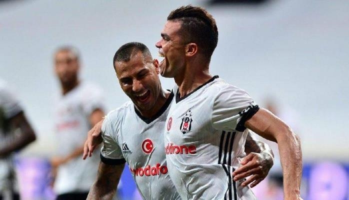 "Beşiktaş"ın futbolçusundan jest - Klub işçilərinə 420 min verdi