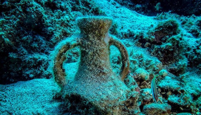 Со дна Средиземного моря подняли кувшины возрастом в 1700 лет