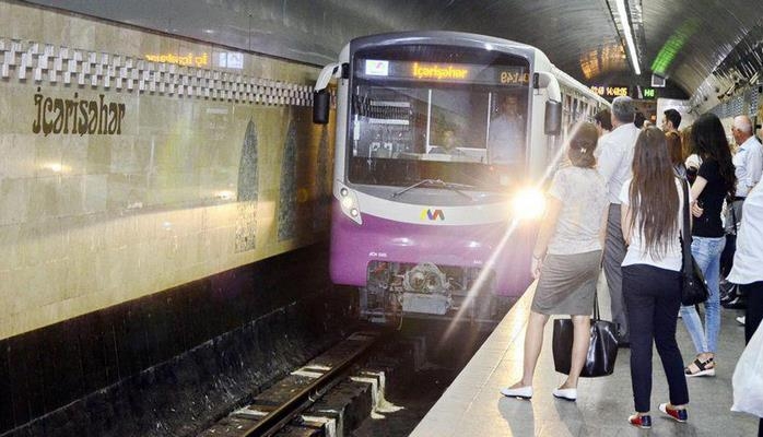 Metroda hamının üzü gülür