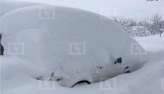 Сугробы высотой с человека