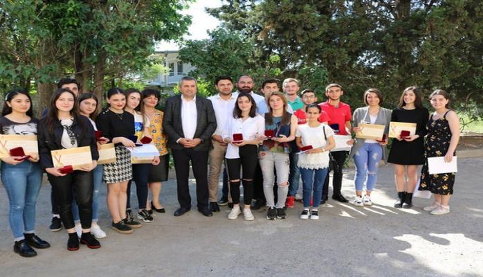 Gürcüstanda azərbaycanlı məzunlara qızıl və gümüş medallar təqdim olunub