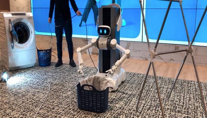 Paltarları asmağa kömək edən robot