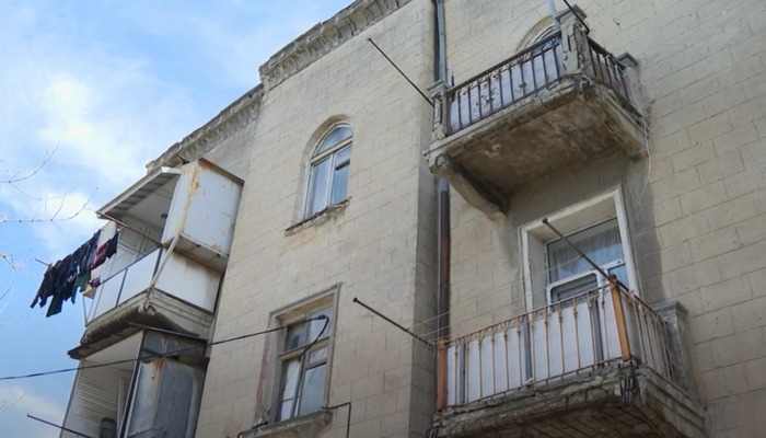 Bakıda 28 ailə qəzalı binada YAŞAYIR? - ŞİKAYƏT