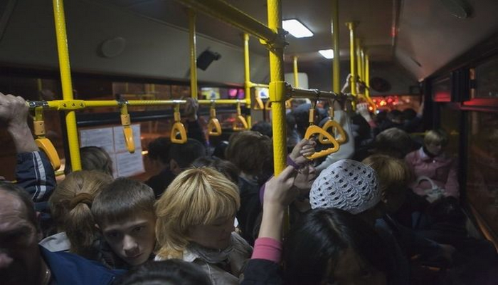 Bakıda avtobuslarda sərnişin sıxlığı acınacaqlı vəziyyət yaratdı: Nə sosial məsafə var, nə maska