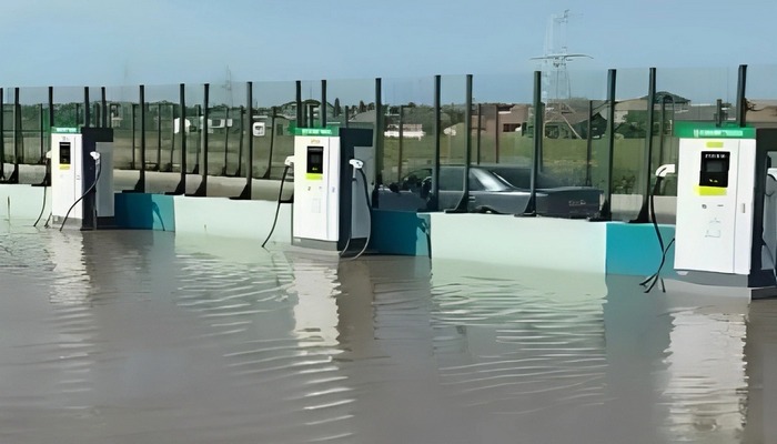 Bakıda elektrikdoldurma məntəqəsini SU BASDI: Sürücülər çarəsiz qaldılar