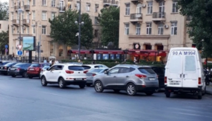 Bakıda məşhur restoranın qarşısında "bazar" açıblar: İkinci cərgə və yolayrıcında PARKLANMA