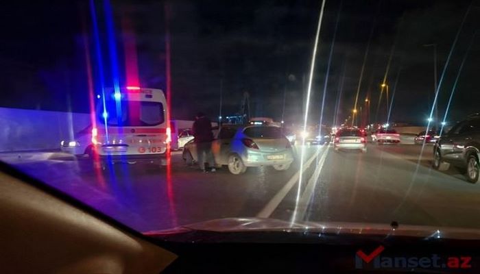 Bakıda təcili yardım maşını qəzaya düşüb: Yol bağlandı