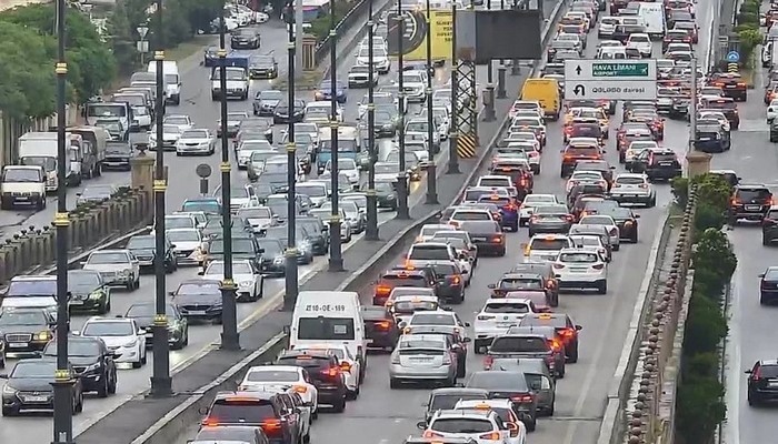 Bakının bəzi yollarında tıxac yaranıb - SİYAHI