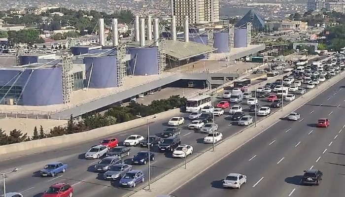 Bakının bəzi yollarında tıxac yaranıb - SİYAHI