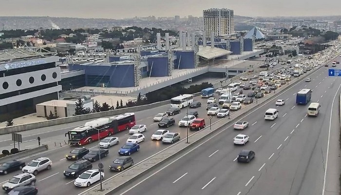 Bakının bir sıra yollarında nəqliyyatın sıxlığı yaranıb