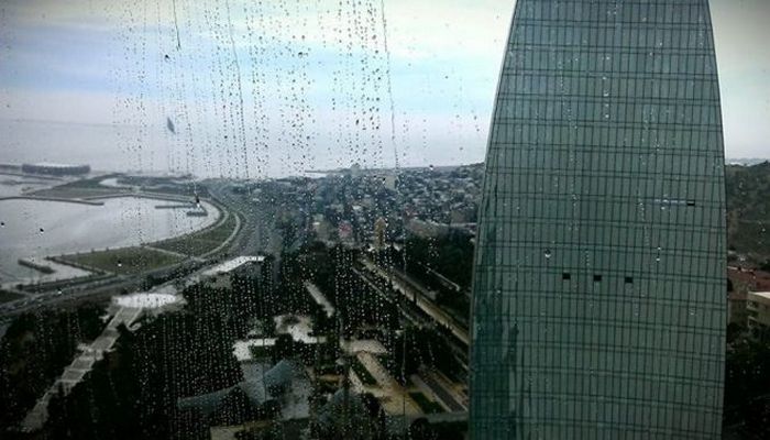 Bakıya güclü küləklə müşayiət olunan leysan yağır