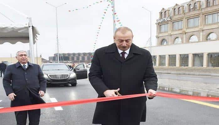 İlham Əliyev Bakıda yol açılışında